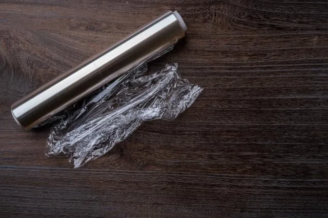 保鮮膜「怕熱也怕油」！醫師提醒「3大錯誤用法」恐增罹癌風險