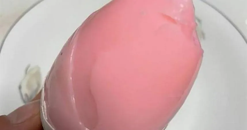 路邊買鵝蛋煮完驚見「粉色蛋蛋」　當事人懵了「不敢吃！」