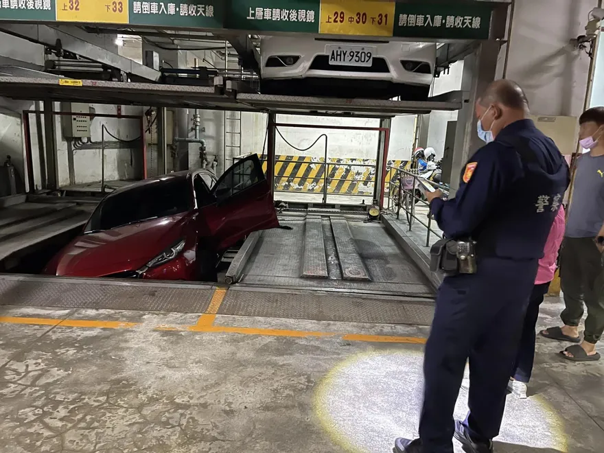 影/嫩妹停車「機械車位下移」險成肉餅！他釀禍竟甩鍋：沒錢賠…拍屁股走人