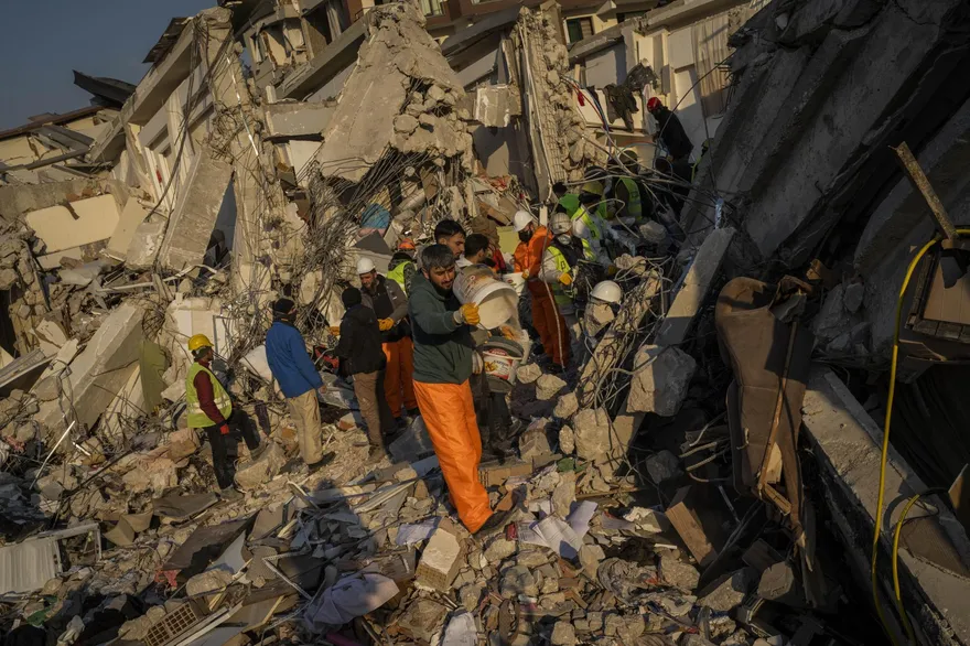 土國姊妹伴母屍深埋廢墟2天以為被困半月　獲救後直問「我還活著？」