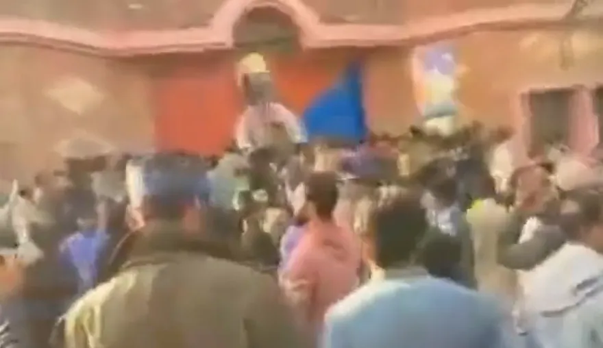 巴基斯坦男子在經書貼夫妻合照遭指褻瀆　被暴民拖出警局亂石砸死