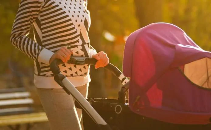 男大生遭嬰兒車壓腳！她遭譙「BITCH」被踹滿身傷…失控代價出爐