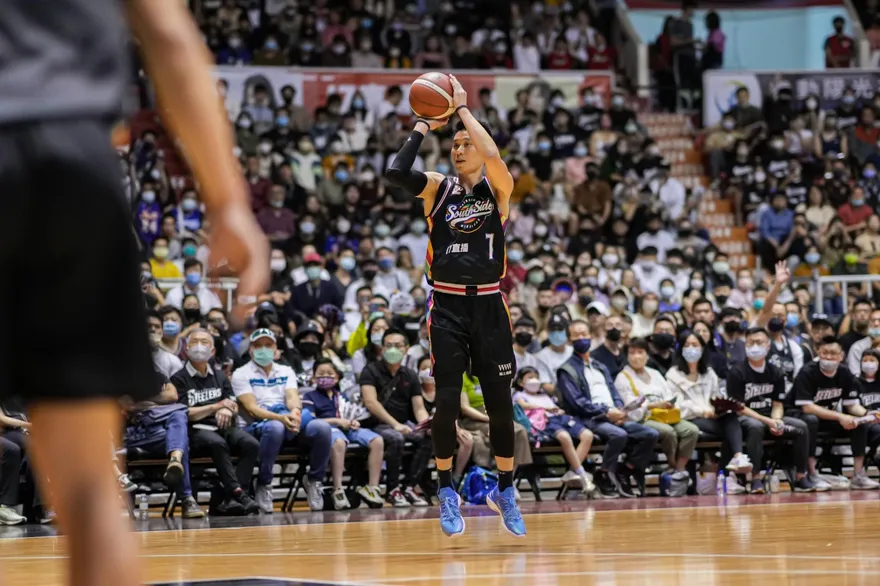 影/豪神降臨！林書豪首秀「21分13助攻」完美收場　鋼鐵人喜收本季第3勝