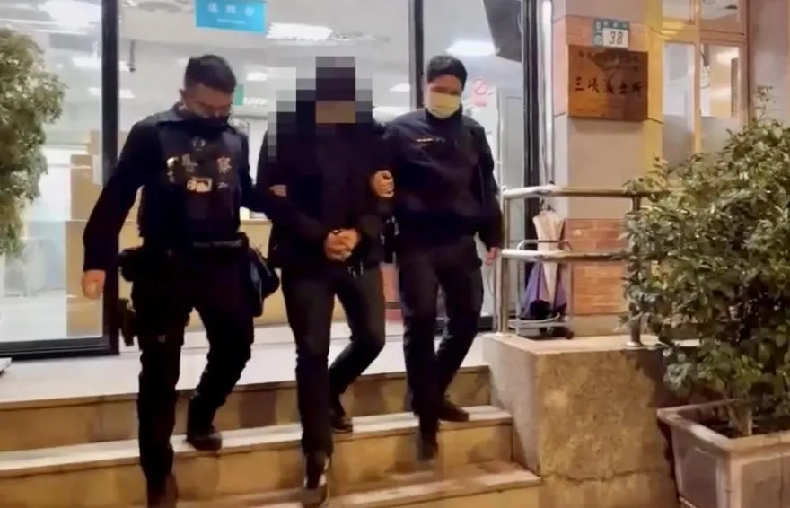 影/聽某嘴大富貴！他開車與妻吵架抓狂撞車　東西掉出來被警上銬GG了