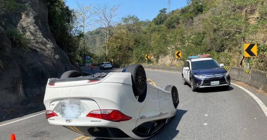 阿里山自小客車翻覆！右前輪卡護欄　幸2人自行脫困