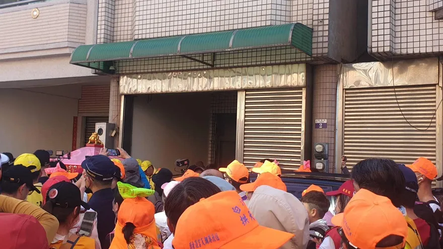 白沙屯媽祖進香/ 白沙屯媽大甲區突鑽小巷民宅　信徒憂：怕是要出事