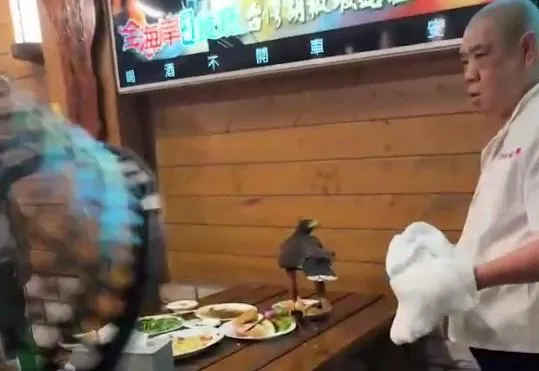影/天降活蝦餐廳「搶食」霸桌！民眾驚呼「是老鷹耶」　老闆菜籃伺候