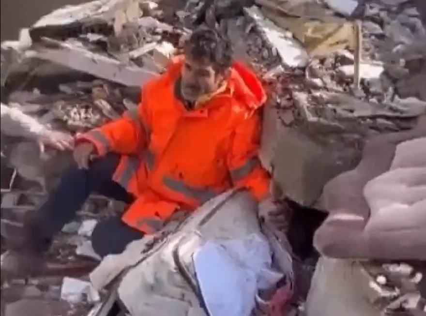 土國震災「父親緊握廢墟下女兒」照片故事曝光！父嘆：一個人救不出女兒