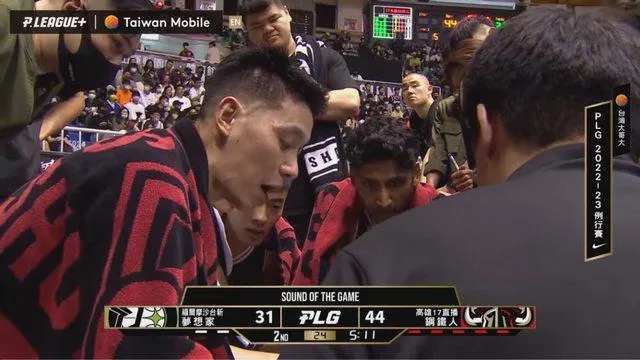 「藤真豪」就是狂！林書豪暫停講戰術　鄭志龍一旁安心喊：大家注意聽