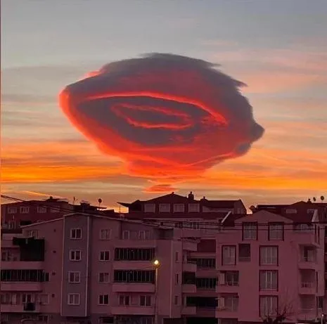 影/土耳其強震凶兆？「超巨鮑魚漩渦雲」籠罩上空1小時　專家出面說話了