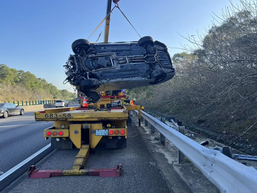 快訊/國3後龍路段「大貨車、小客車追撞」！衝出邊坡1人送醫　驚險畫面曝