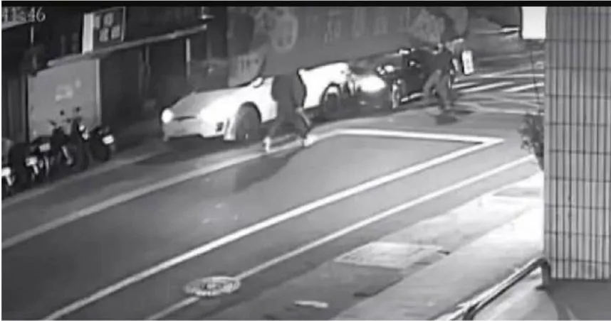林口特斯拉遭包夾！疑欠賭債被7煞「砸車＋開槍」警火速逮人