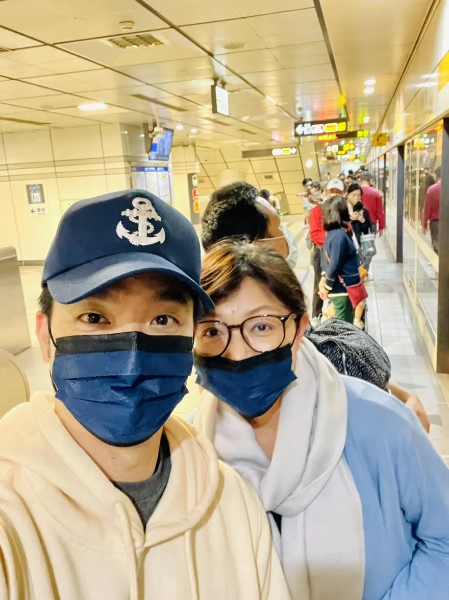 影/蔣萬安偕老婆賞台灣燈會　低調享受兩人時光