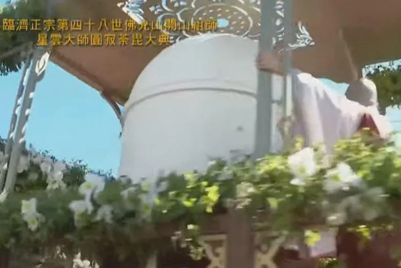 星雲法師圓寂讚頌！「涅槃塔」巡山遇插曲一度上不了車　上萬信眾下跪淚別