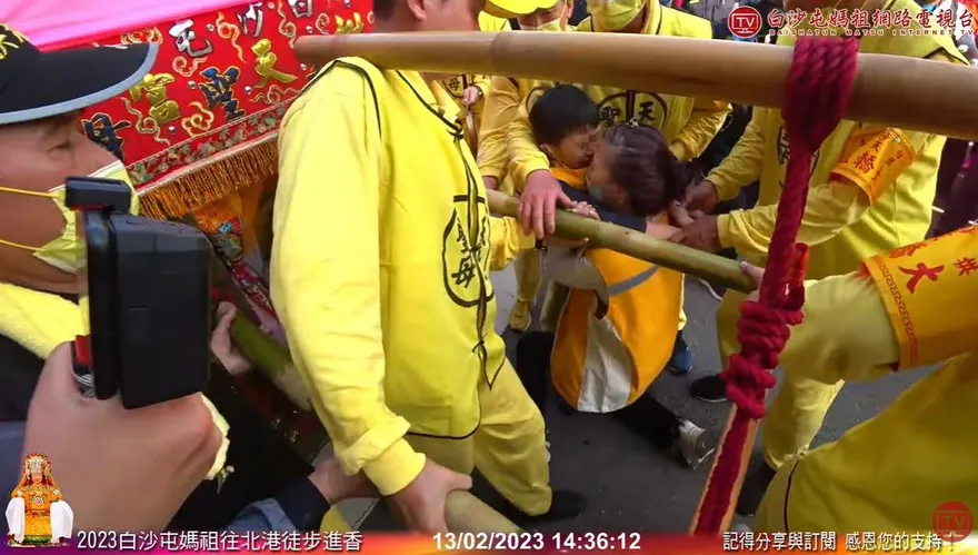 白沙屯媽祖進香/「孩子別怕有我在！」　媽祖婆為幼童賜福眾人鼻酸
