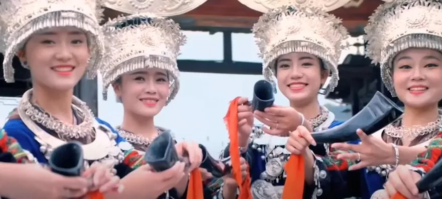 2千公里為看苗寨小姐姐！現場「全是阿姨」小伙眼神死　工作人員回應了