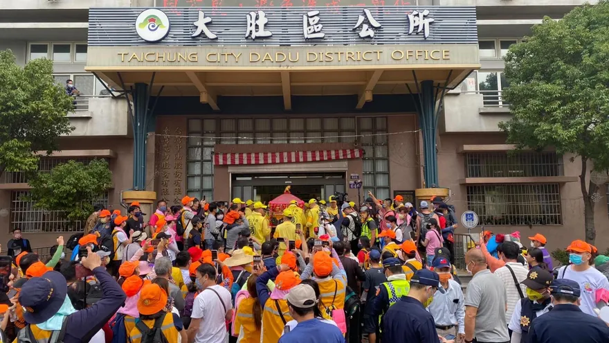 白沙屯媽祖進香/打破20年紀錄！粉紅超跑直衝台中大肚　區公所員工興奮膜拜