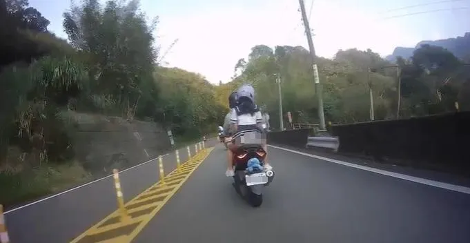 跑山後座水手妹「內褲飄揚」臉書社群狂轉傳　載妹男嗆：真的有夠騷！