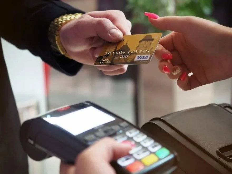 他擁1500萬資產　提高信用卡額度竟遭打臉！內行揭真相：銀行不賺1類人的錢