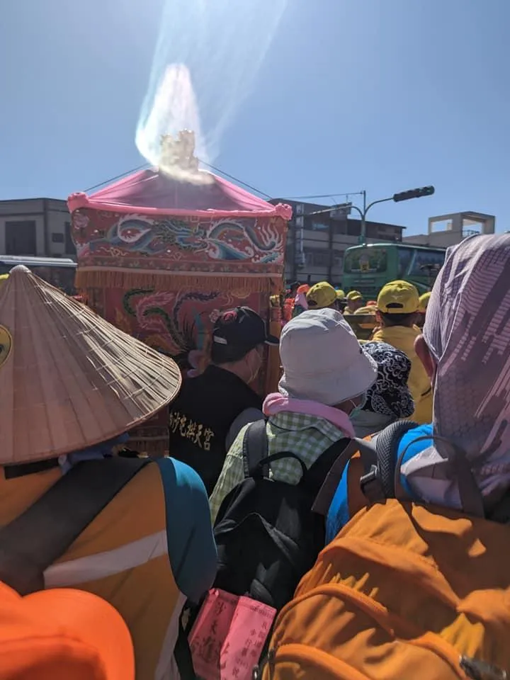 白沙屯媽祖進香/粉紅超跑轎頭現神蹟　「白霧光神蹟照」曝