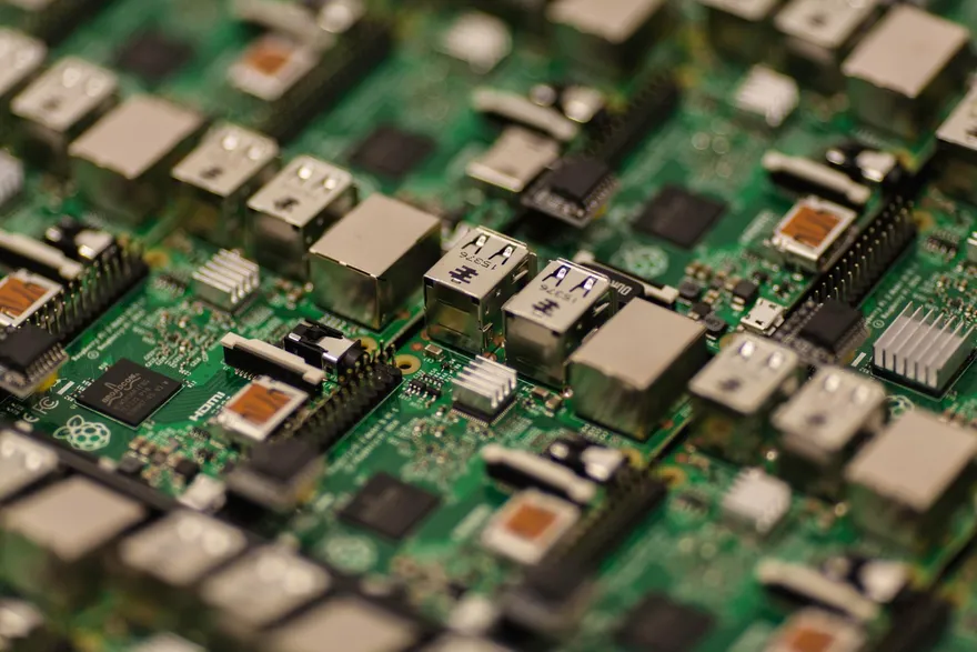 美荷日圍堵！外媒估陸三大晶片半導體廠　設備投資恐縮水超六成