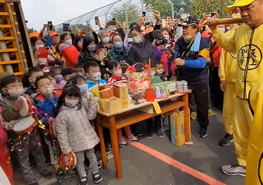 白沙屯媽祖進香/萌翻天！媽祖婆衝破人牆「找到一群孩子」　手持鈴鼓笑開懷