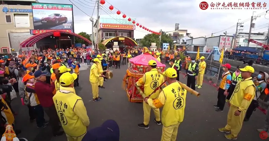 白沙屯媽祖進香/遇兩頂大帳比肩恭迎　「粉紅超跑」不偏愛停中間