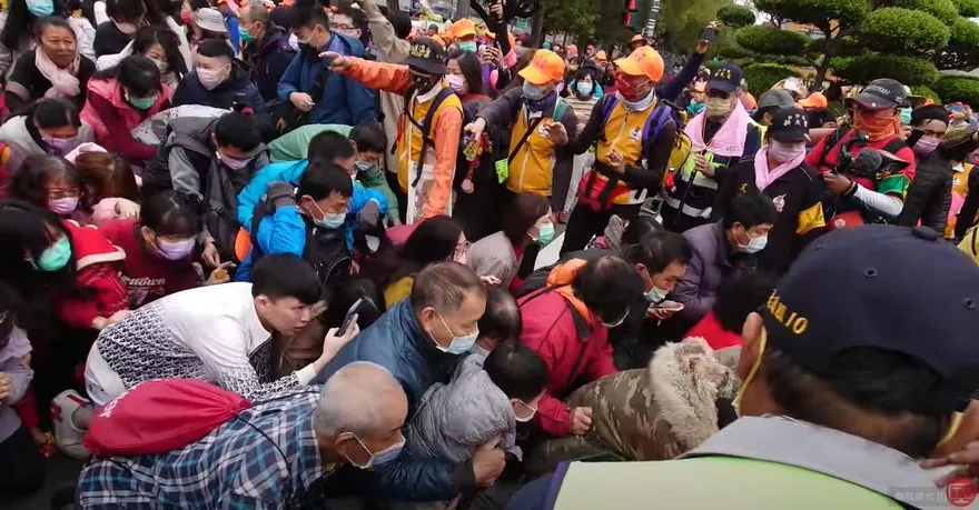 白沙屯媽祖進香/「粉紅超跑」抵北港信眾太熱情　交通亂象控管人員「喊到燒聲」