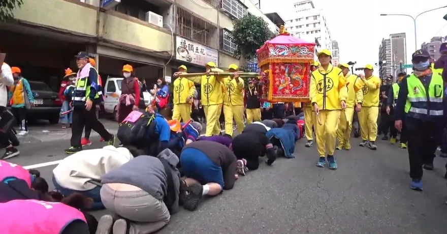 白沙屯媽祖進香/信眾路邊比肩跪拜　線上香燈腳心疼扛轎難走：別鑽有加持了！