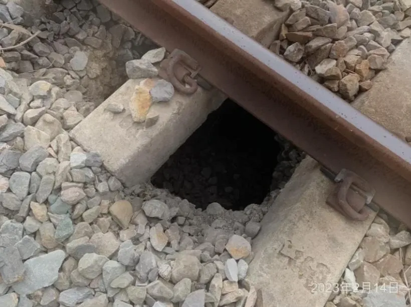 快訊/悚！台鐵台中港支線驚傳路面掏空！2公尺大洞癱瘓貨物列車通行