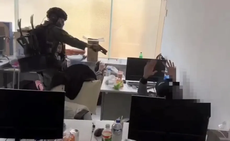 假投資詐騙機房藏身大樓爽賺千萬　警轟破門槍攻堅逮6人