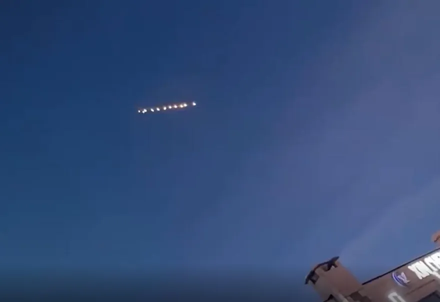 影/「一串光點」飛速掠過！黑龍江、深圳上空驚現「不明飛行物」