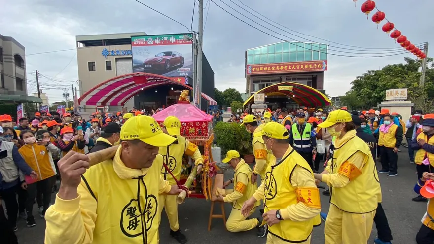 白沙屯媽祖進香/車禍肝臟命危垂死！基隆婦拄枴杖淚謝：命被媽祖撿回來