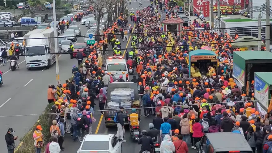 白沙屯媽祖進香/白沙媽慈悲！粉紅超跑聞聲瞬間讓位　只為替救護車開道