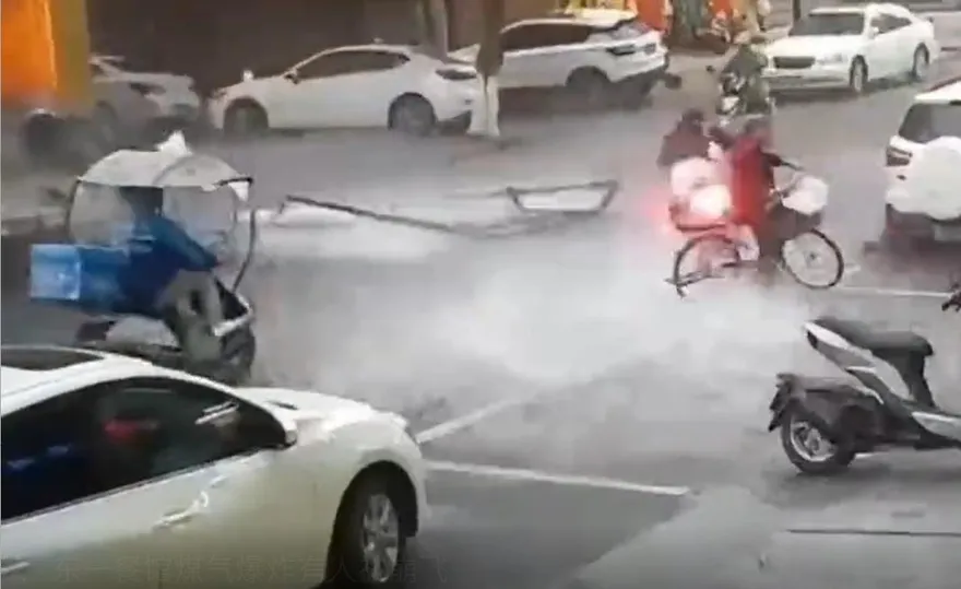 影/驚悚！陸餐廳瓦斯氣爆瞬間曝光　路人被氣浪噴飛、門窗玻璃四濺