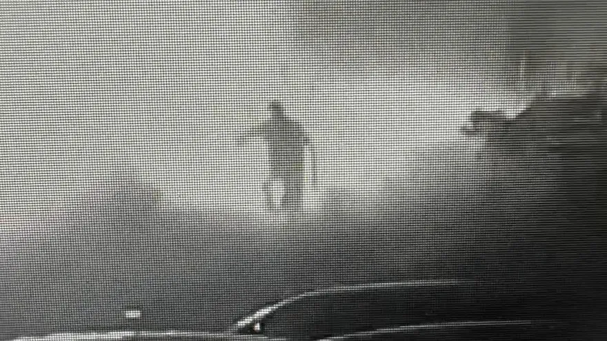 影/新竹深夜火燒車！火光下男子驚險逃生　警方這麼說