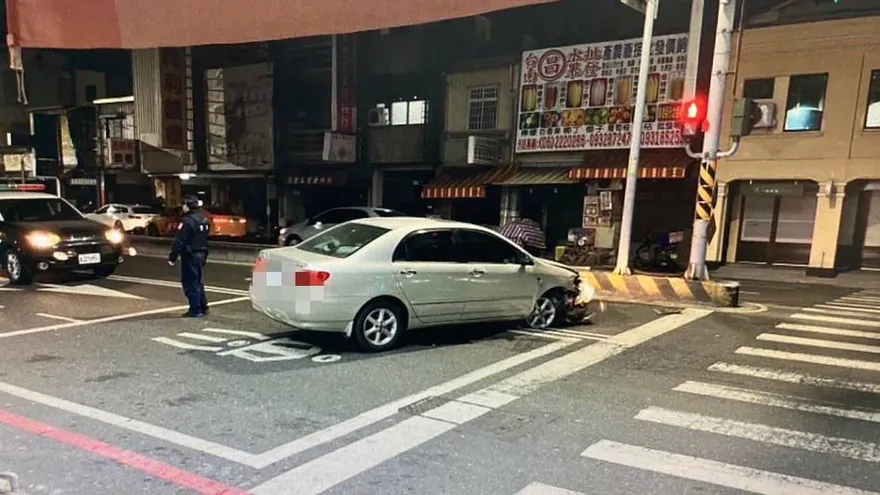 快訊/警紀又出包！高雄保五總隊警「酒後自撞分隔島」　恐記1大過