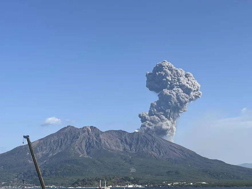 影/日本櫻島火山一週內第三度噴發　火山灰直衝2400公尺高空