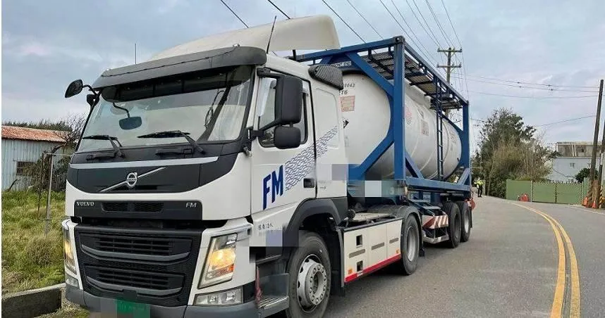 貨櫃曳引車「扯電線、撞斷電線桿」！台電預計下午3時前復電