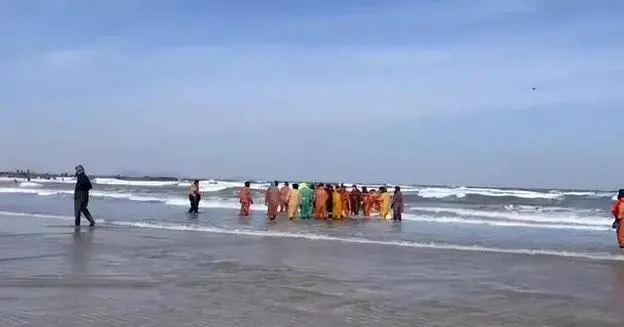 影/無視勸阻！山東煙台大批民眾「趕海」遭海浪捲離　多位溺水1人送醫後不治