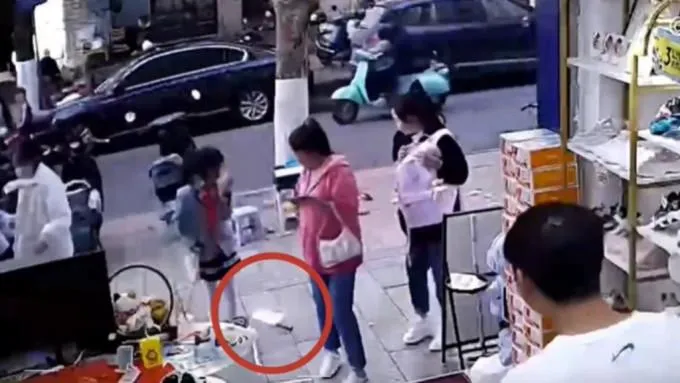 影/昆明鬧市菜刀從天降　女童路過險成刀下亡魂
