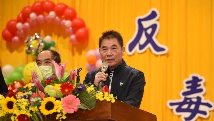 超狂縣長出手了！跟進六都　鍾東錦宣布給予全縣代理教師12個月薪