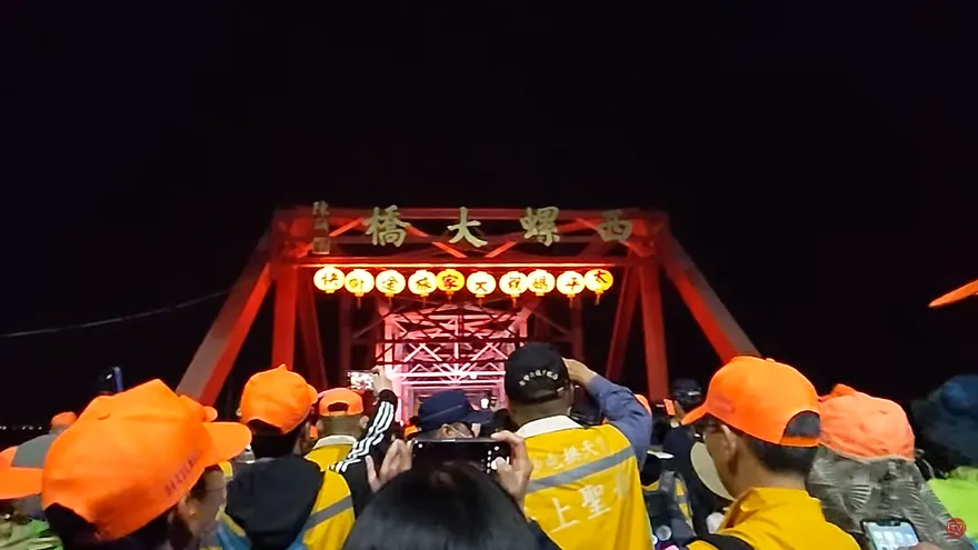 白沙屯媽祖進香/歷史性的一刻！白沙屯媽祖婆首次夜間過西螺大橋