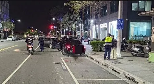 失控瞬間曝光！高雄年輕男駕駛疑癲癇發作　衝撞路邊2車12機車