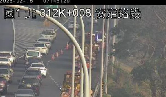 快訊/國1安定段北向火燒車事故！小客車起火狂燃　下秒慘淪廢鐵…驚悚畫面曝
