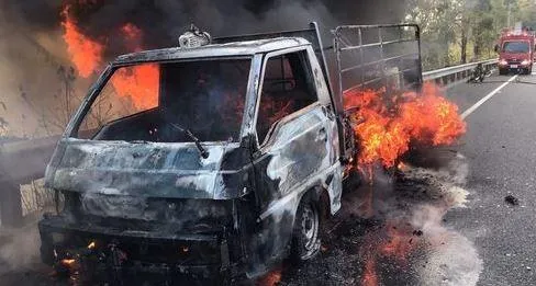 快訊/貨車起火猛燒　國3北上新化路段驚悚火燒車！冒煙狂燃急停路肩