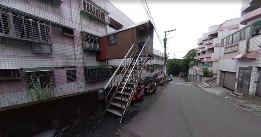 桃園民宅搭「鐵皮空橋」！打開家門即空中步道　建管處要查了