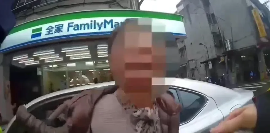 影/「一巴掌給你打過去！」北市婦被開單掌摑警員出氣　下場慘了