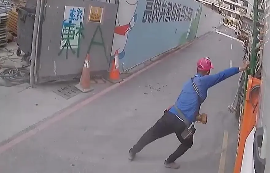 影/驚悚！高雄工人被吊車壓死　手撐「整車鷹架」　瞬間奪命畫面曝