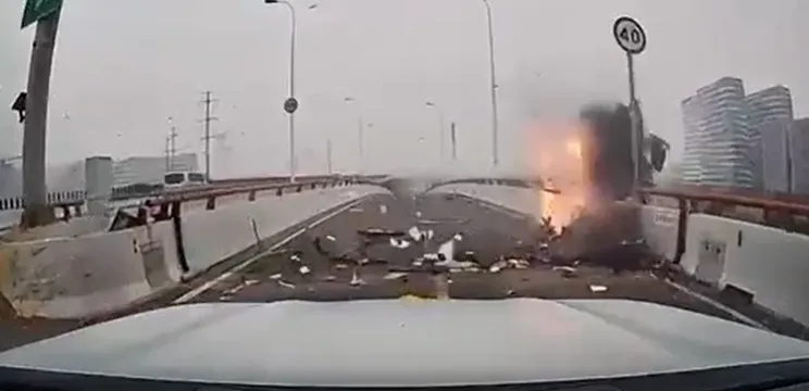 影/上海傳翻車意外！小客車自撞分隔島後起火翻落高架　駕駛當場死亡